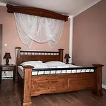 Lony Hotel Mochov