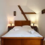 Lony Hotel Mochov