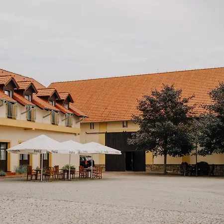 Lony Otel Mochov