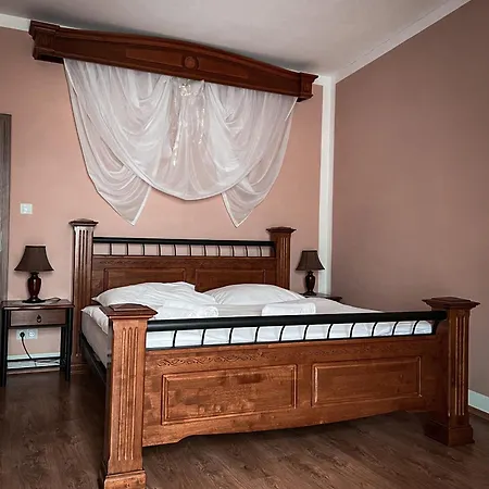 Lony Hotel Mochov