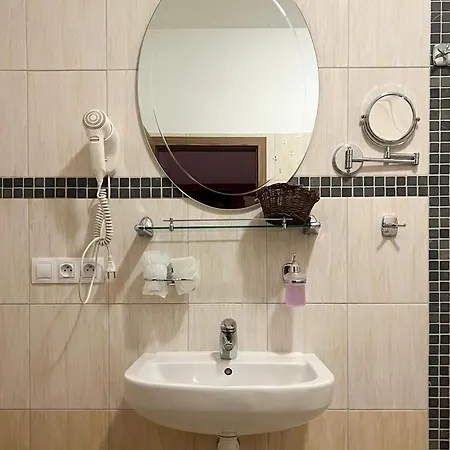 Lony Otel Mochov